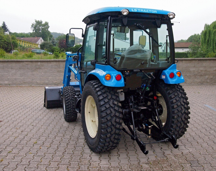 Traktor LS řady XR s komunálními pneumatikami