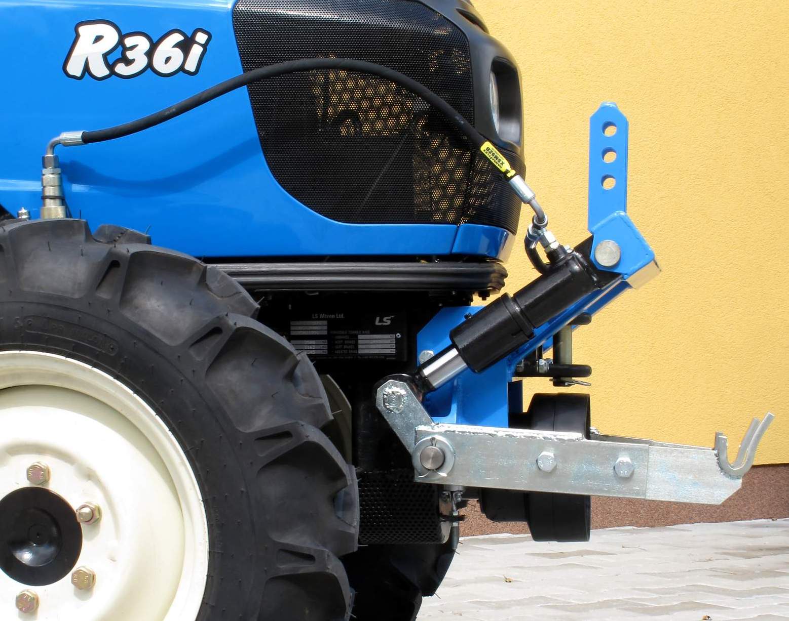 Traktor LS R36i - přední zvedací závěs