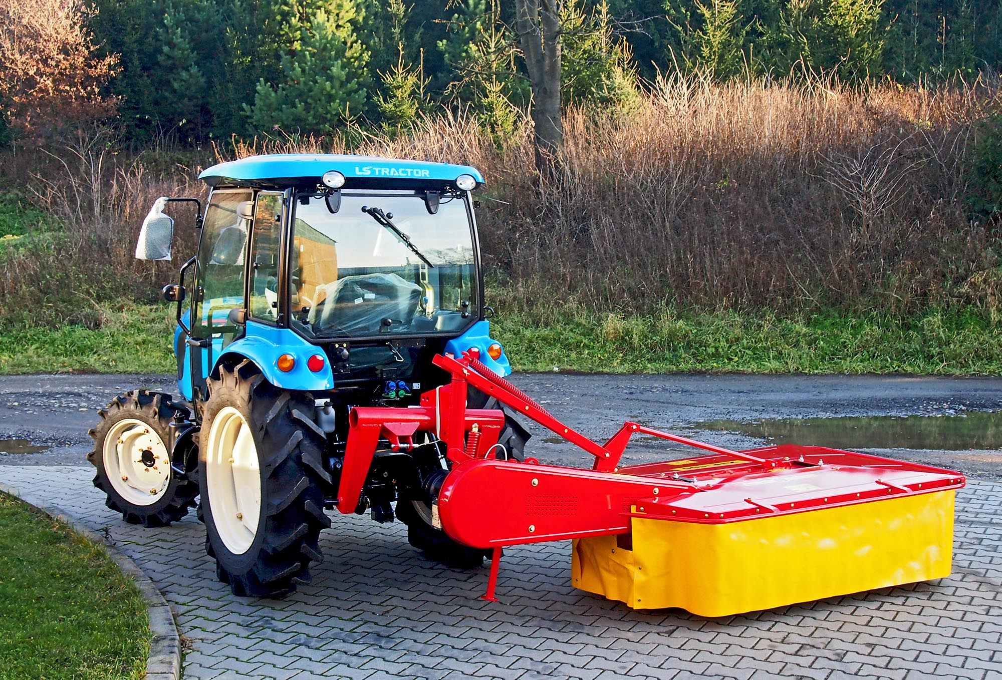 Traktor LS XR50 s dvoububnovou rotační sekačkou