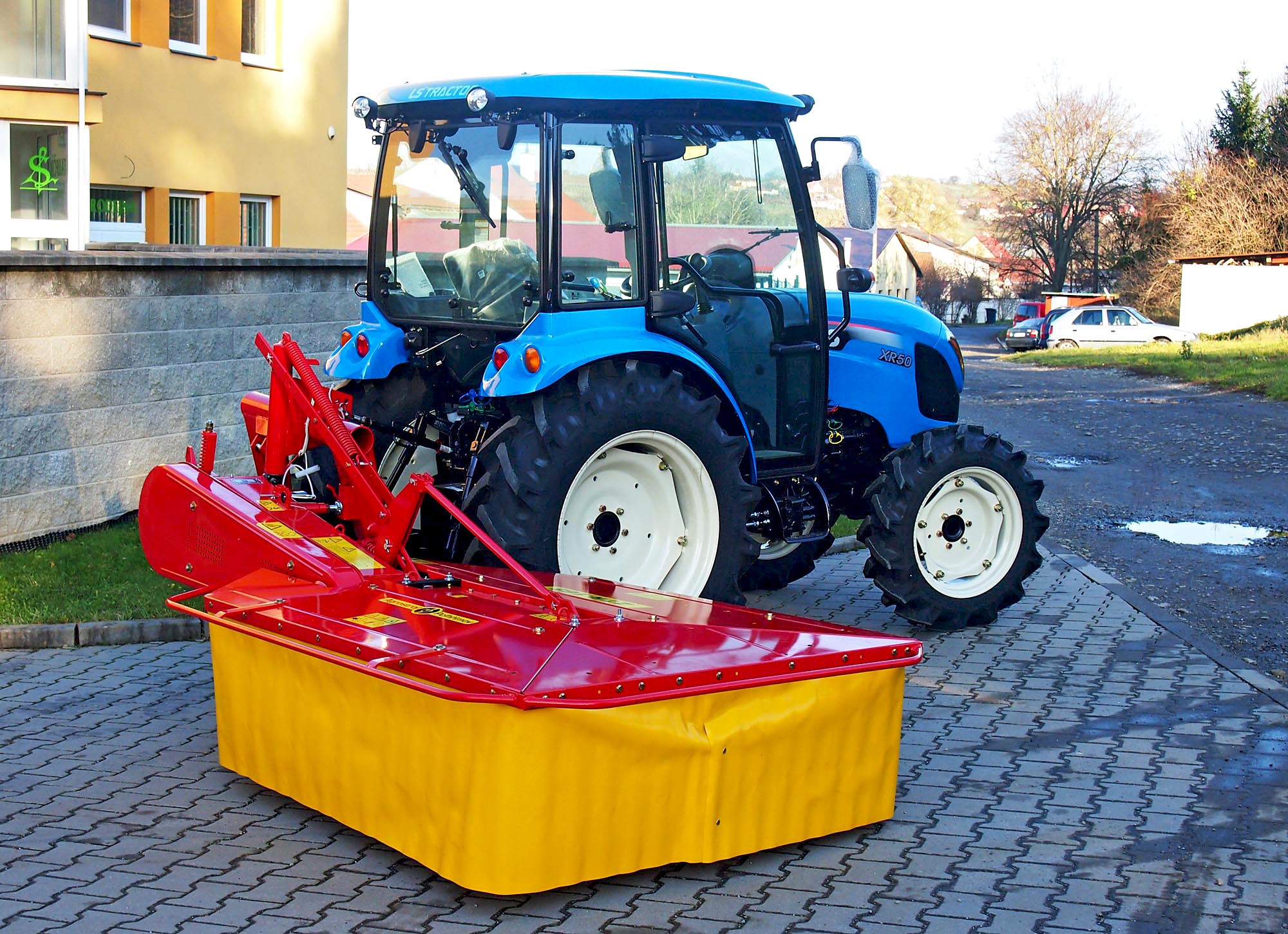 Traktor LS XR50 s dvoububnovou rotační sekačkou.